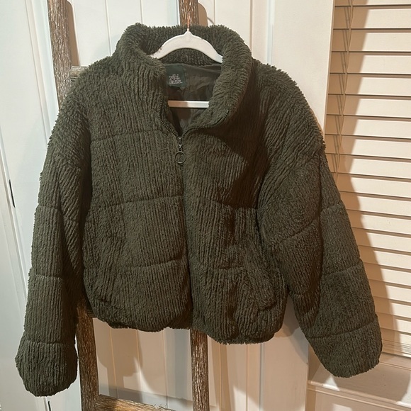 Plush cropped green puffer coat, size Medium - Picture 1 of 4